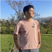 Profesor de inglés, sin título aún pero estudiando psicología, toda la vida en colegio británico, viví en USA, amo el inglés